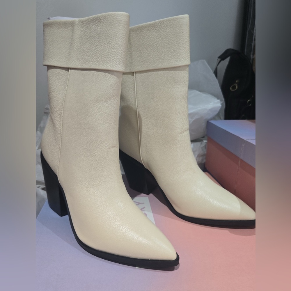 Lisa Vicky Cream Mae-V Soft Tumble Leather Boots NIB. Size 8.5 - Picture 2 of 5